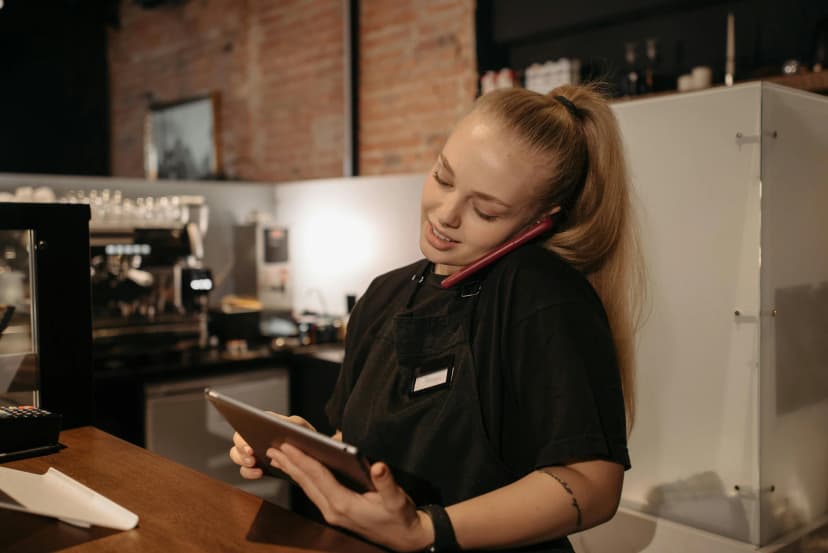 Réservation en ligne sur smartphone dans un restaurant
